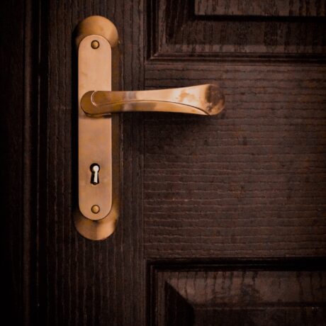 Klamki, pochwyty – co wybrać do drzwi w domu, mieszkaniu?
